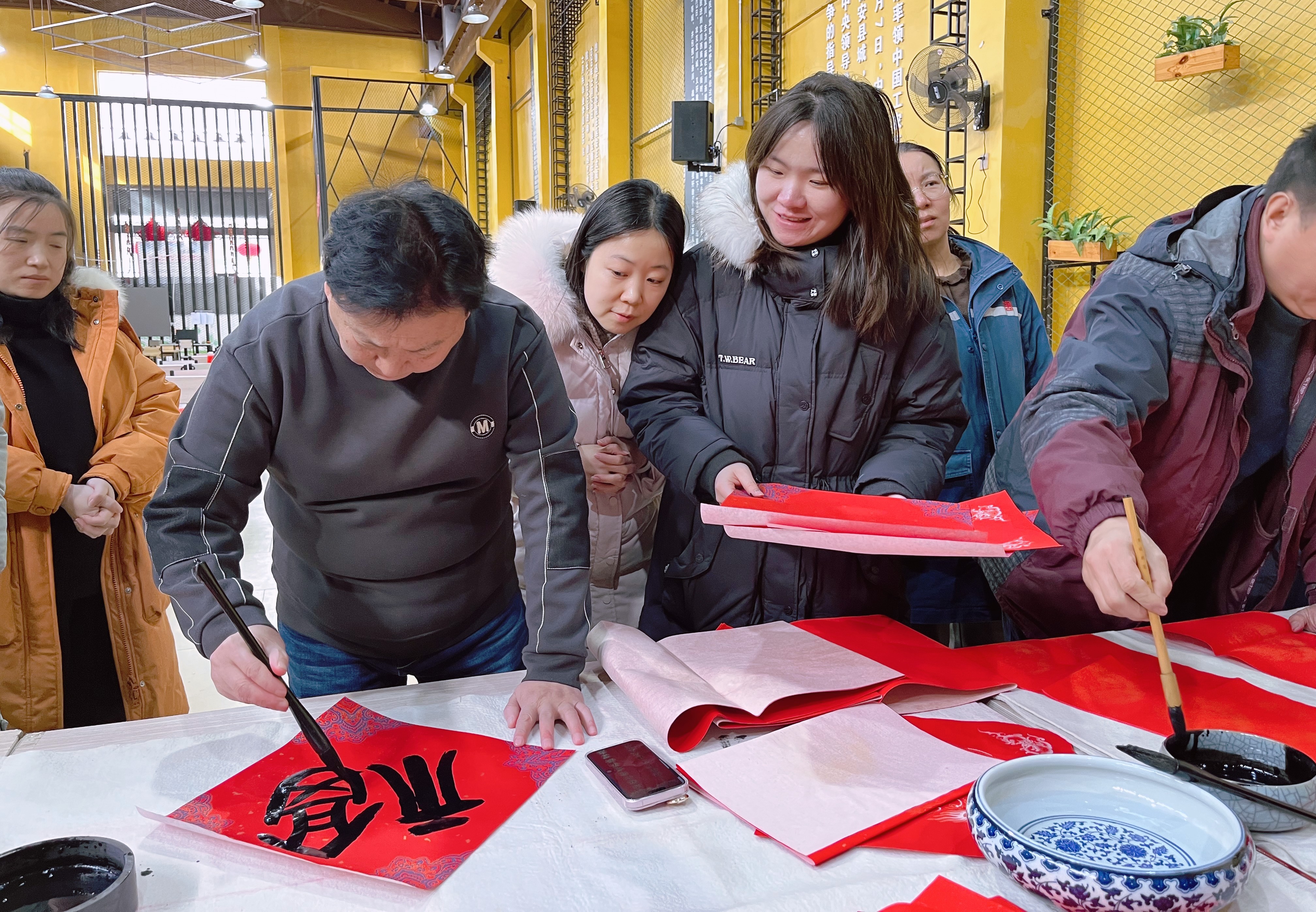 【图片新闻】延安热电厂：“福”气已送达 (2)_副本.jpg